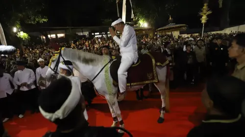 Gubernur Jawa Barat Dedi Mulyadi dan peserta memeriahkan Kirab Budaya Milangkala Tatar Sunda di Jalan Diponegoro, Kota Bandung, Sabtu 16 Mei 2026. (Sumber: Ayobandung.id | Foto: Irfan Al-Faritsi)