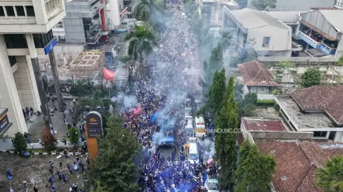 Puluhan ribu bobotoh memenuhi jalan Asia-Afrika, Kota Bandung saat konvoi Persib Bandung juara Super League 2025-2026, Sabtu 24 Mei 2026. (Sumber: Ayobandung.com | Foto: Irfan Al-Faritsi)