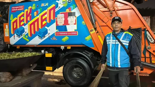 Hendi Suhendi bersama petugas kebersihan lainnya menyisir kawasan pusat Kota Bandung usai perayaan kemenangan Persib. Minggu 24 Mei 2026. (Sumber: ayobandung.id | Foto: Ilham Maulana)