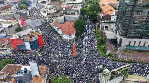 Pemain dan official Persib Bandung bersama Puluhan ribu bobotoh memenuhi jalan Asia-Afrika, Kota Bandung saat konvoi Persib Bandung juara Super League 2025-2026, Sabtu 24 Mei 2026. (Sumber: ayobandung.id | Foto: Irfan Al Faritsi)