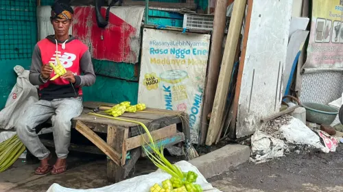 Rio penjual ketupat musiman di Jalan Gurame, Kota Bandung. (Sumber: ayobandung.id | Foto: Ilham Maulana)