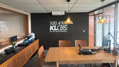 Ruang siaran dan studio KLCBS yang asri dan nyaman. (Sumber: KLCBS Official | Foto: Yanti Rangkuti)