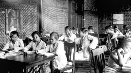 Keadaan kelas di Kweekschool Goenoeng Sarie Lembang 1920-an. (Sumber: KITLV)