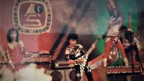 Aneka Ria Safari. Salah satu acara musik televisi favorit penonton Indonesia era 1980-1990-an. Program ini menghadirkan penyanyi dan grup musik populer serta lagu-lagu yang tengah digemari masyarakat. (Sumber: Majalah Monitor TVRI)
