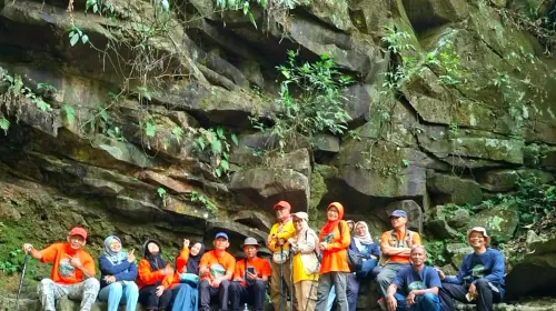 Dinding lembah di sisi timur Curug Putri, berupa susunan batutemplek, lava yang membeku dari aliran Gunung Gegerhalang peruode ke-2. (Foto: T Bachtia)