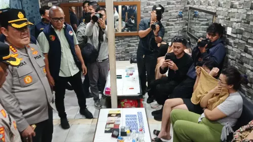 Polisi melakukan razia narkoba di Saritem. (Sumber: ayobandung.com | Foto: Gilang Fathu Ramadhan)