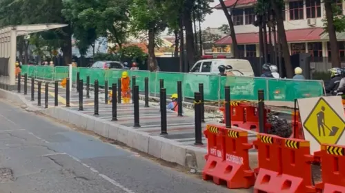 Suasana pembangunan halte on-corridor BRT Bandung Raya di Jalan Ahmad Yani Cicadas, Kota Bandung, Kamis (15/10/2026) sore. (Sumber: Dokumentasi Pribadi | Foto: Sarah Annisa Fadhila)