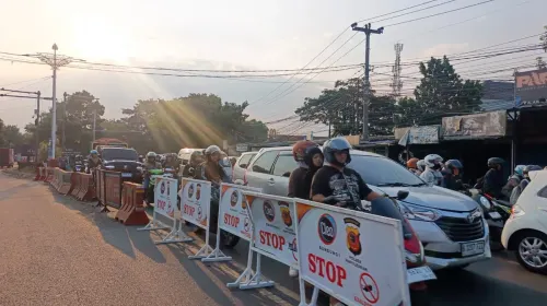 Kondisi lalu lintas di jalur Cibiru-Cileunyi saat jam sibuk sore, pukul 16.40 WIB. (Sumber: Dok. Pribadi | Foto: Adisty Dhona Restu Ramadhani)