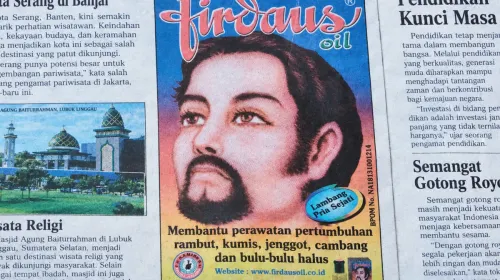 Iklan ikonik era 1990-an yang menawarkan Firdaus Oil, minyak penyubur kumis, jambang, dan janggut. Produk ini dikenal hanya bisa diperoleh di tempat praktik tabib atau toko obat tertentu. (Foto: Kin Sanubary)