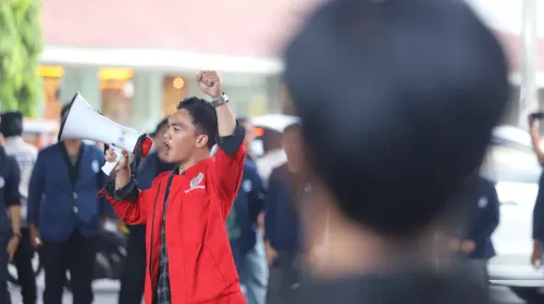 Aksi unjuk rasa BEM SI Jawa Barat di Kota Bandung, Selasa 13 Oktober 2026. Mahasiswa menyoroti sejumlah persoalan negara, salah satunya kebakaran hutan. (Sumber: ayobandung.id | Foto: Irfan Al Faritsi)