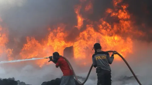 Kebakaran hutan dan lahan. (Sumber: tribratanews.polri.go.id)