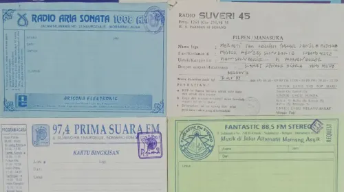 Sejumlah kartu pilihan pendengar yang pernah diterbitkan oleh berbagai stasiun radio sebagai bagian dari interaksi dan kedekatan radio dengan para pendengarnya. (Sumber: Foto dan dokumentasi Kin Sanubary)