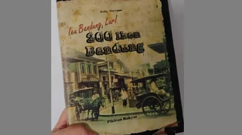 Sebuah buku yang berjudul 200 ikon Bandung. (Sumber: Malia Nur Alifa)