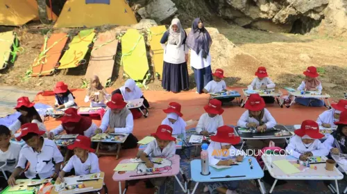 Puluhan anak tingkat TK dan SD mengikuti lomba mewarnai yang digelar di kawasan Tebing Pabeasan 125, Padalarang, Kabupaten Bandung Barat, Kamis 27 Agustus 2026. (Sumber: Ayobandung | Foto: Irfan Al-Faritsi)