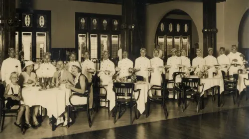 Momen pelayanan hidangan Rijsttafel bagi para tamu di Hotel Homann, Bandung, sekitar tahun 1933. (Sumber: KITLV)