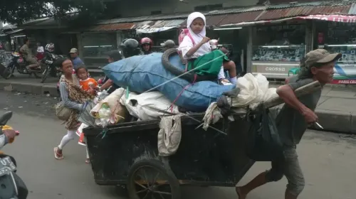 Manusia gerobak. (Sumber: ayobandung.com | Foto: ANTARA via ayobandung.com)
