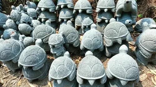 Hasil kerajin patung kuyabatok dari batu di Kampung Ciawitali, Desa Cipangeran, Kecamatan Batujajar, Kabupaten Bandung Barat, memenuhi pesanan dari Jepara, Jawa Tengah, untuk diekspor ke Korea. (Sumber: T Bachtiar)