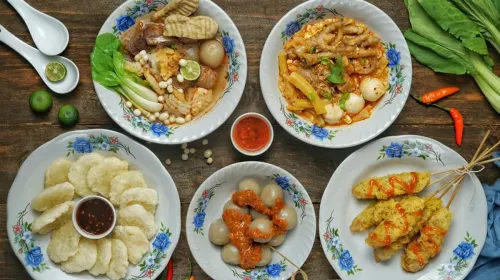 Kudapan tradisional khas Kota Kembang yang sangat populer antara lain cireng, cilok, seblak, dan telur gulung. (Sumber: Shutterstock | Foto: Hanifah Kurniati)