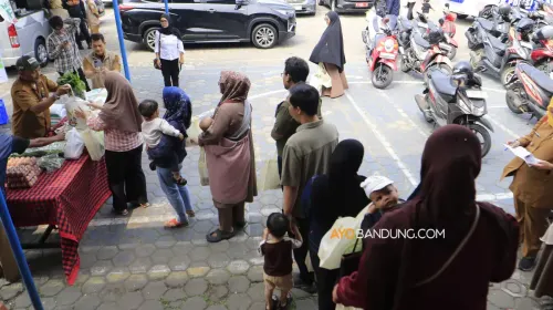 Warga sedang antre menerima bantuan sosial. (Sumber: ayobandung.com | Foto: Irfan Al-Faritsi)