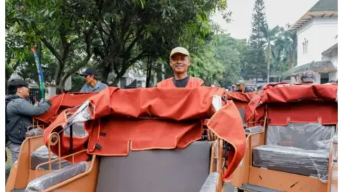 Becak listrik bantuan Presiden tiba di Kota Bandung. (Sumber: ayobandung.com | Foto: Ayobandung)
