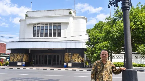 Penulis berdiri di seberang bekas Bioskop Dian, Jalan Dalem Kaum, tepat di seberang kawasan Alun-Alun Bandung. (Sumber: Agus Wahyudi)