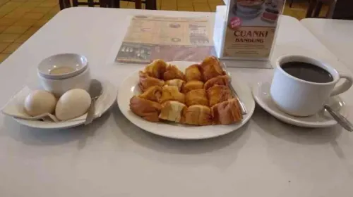 Menu sarapan pagi di Warung Kopi Purnama: roti kukus sarikaya, telur rebus setengah matang dan kopi hitam (Sumber: R.M.A. Ahmad Said Widodo | Foto: R.M.A. Ahmad Said Widodo)