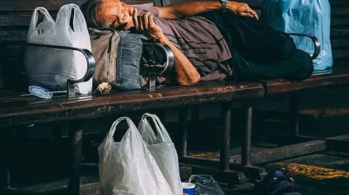 Sejumlah ruas di Kota Bandung masih dipenuhi tunawisma saat malam tiba (Sumber: pexels)