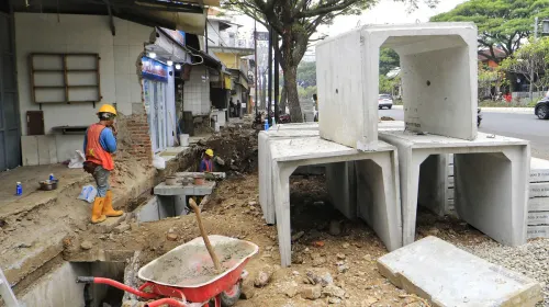 Sejumlah pekerja melakukan perbaikan drainase di Jalan Dr. Djunjunan, Kota Bandung, Selasa 29 September 2026. (Sumber: ayobandung.id | Foto: Irfan Al Faritsi)