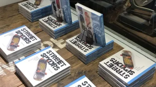 Buku karya Reka Nugara, Street Spydrs Empat Dekade Berseluncur, yang merekam perjalanan, dinamika, serta jejak Street Spydrs dalam perkembangan budaya skateboard dari masa ke masa. (Foto: Kin Sanubary)