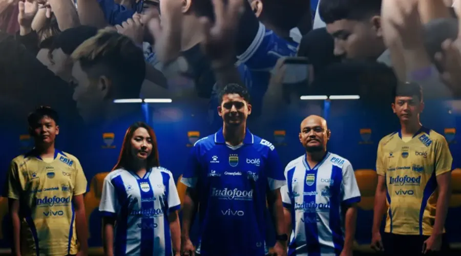 Ketum Viking Persib Club (VPC), Tobias Ginanjar menjadi salah satu model video peluncuran jersey Persib Bandung untuk mengarungi kompetisi Super League 2025/2026. (Sumber: Persib, VPC)
