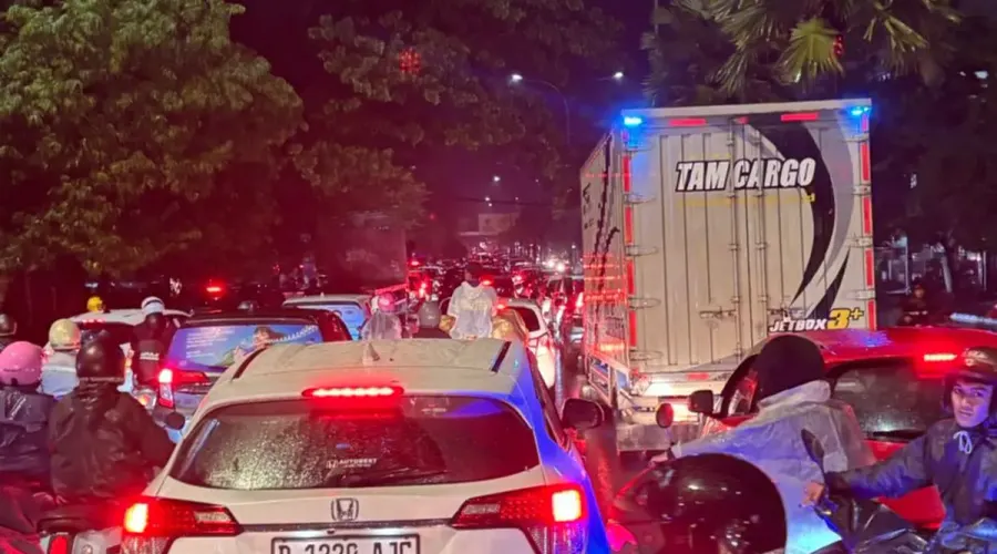 Kemacetan Bandung Pada malam hari (21.52 WIB) di Jln. Terusan Buah Batu. (Sumber: Dokumentasi Penulis | Foto: Muhammad Airell Fairuzia)