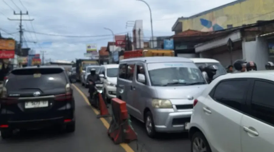 Suasana  kemacetan sore hari di sekitar Bundaran Cibiru. (Sumber: Ariya Andhika | Foto: Ariya Andhika)