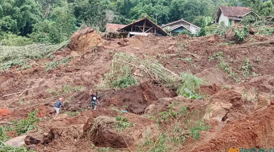 Warga di lokasi bencana sedang membantu mencari korban tertimbun longsor di Arjasari, Kabupaten Bandung. (Sumber: ayobandung.id | Foto: Gilang Fathu Romadhan)