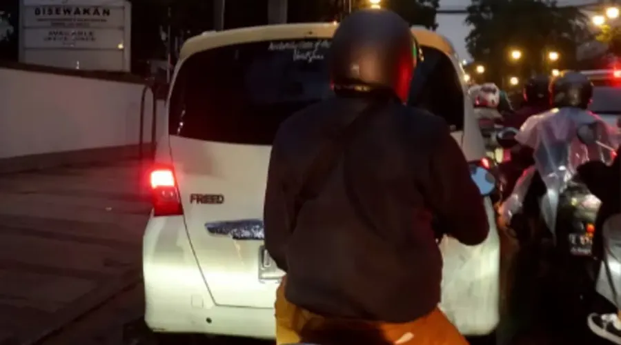 Pengendara sepeda motor yang mengalami kemacetan di jalan Asia Afrika, Kota Bandung. (20/12/2025). (Foto: Randa)