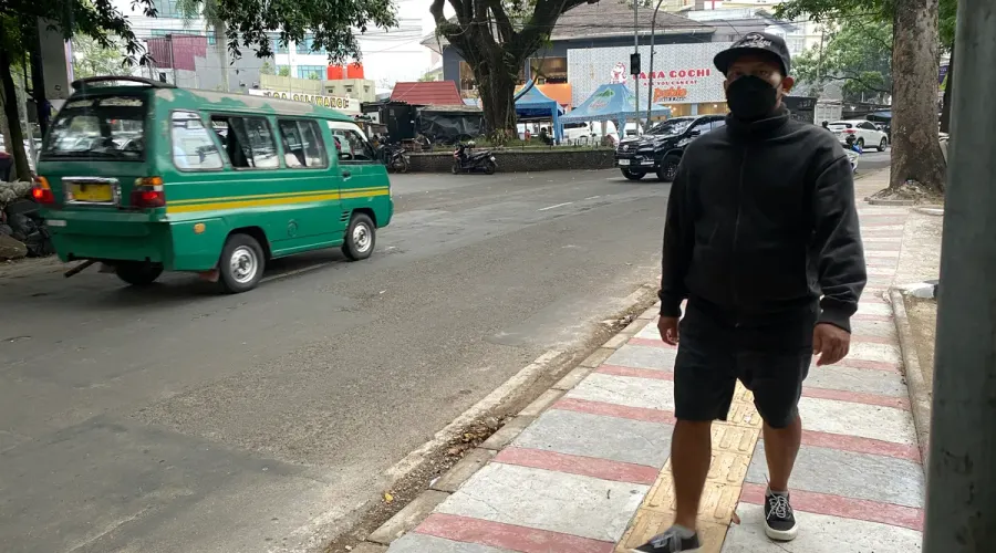 Pejalan kaki melintas di trotoar yang sudah diperbaiki di Jalan Lombok, Kota Bandung. (Sumber: ayobandung.id | Foto: Ikbal Tawakal)