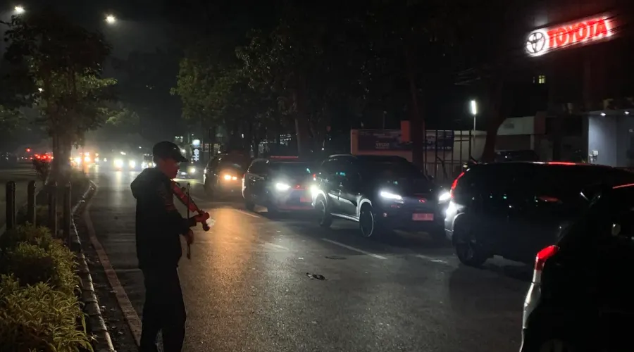 Di tengah lalu lintas Kota Bandung, Ricky menghibur pengendara dengan alunan biola dari hasil belajar otodidak. (Sumber: ayobandung.id | Foto: Halwa Raudhatul)