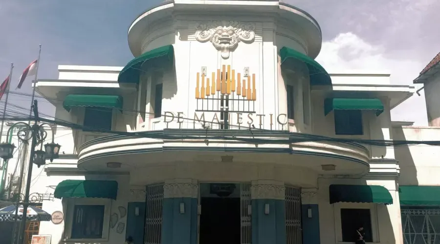 Gedung de Majestic, salah satu bioskop tertua di Kota Bandung. (Sumber: Ayobandung.com)