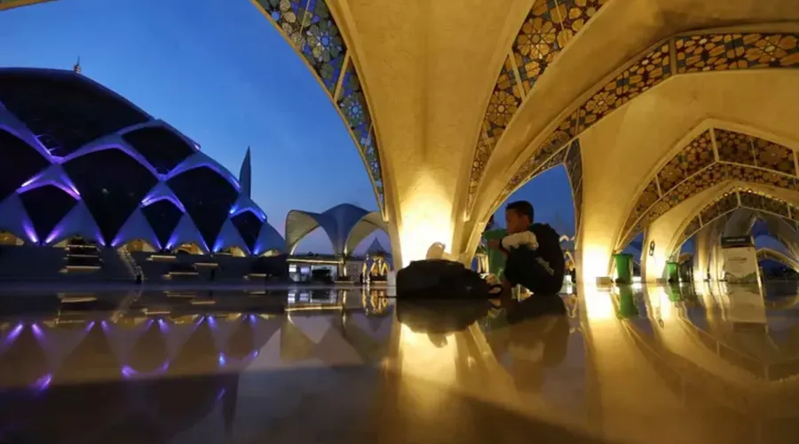 Aktivitas apik ngabuburit di Masjid Raya Al Jabbar. (Sumber: Ayobandung.com | Foto: Irfan Al-Faritsi)