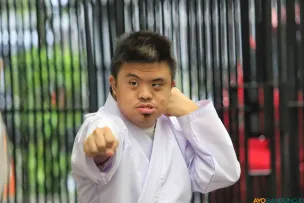 Anak dengan down syndrome berlatih karate di Pusat Informasi dan Kegiatan Persatuan Orang Tua Anak Dengan Down Syndrome (PIK Potads) Jawa Barat, Jalan Nanas, Kota Bandung, Senin 4 Agustus 2025. (Sumber: ayobandung.id | Foto: Irfan Al- Faritsi)