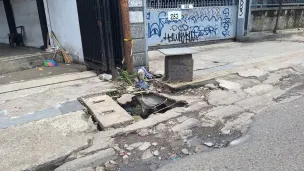 Kondisi trotoar yang sudah rusak parah, pada Jumat 28 November 2025. (Sumber: Dokumentasi Penulis | Foto: Ruth Maretha)