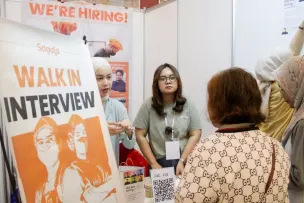 Calon pekerja mengikuti proses rekrutmen di salah satu stan perusahaan yang membuka lowongan kerja. (Sumber: ayobandung.com | Foto: Lukman Hidayat/Magang/Ayo Bandung)