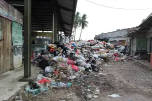 Sampah masih menjadi salah satu masalah besar di Kawasan Bandung Raya. (Sumber: ayobandung.com | Foto: Mildan Abdallah)