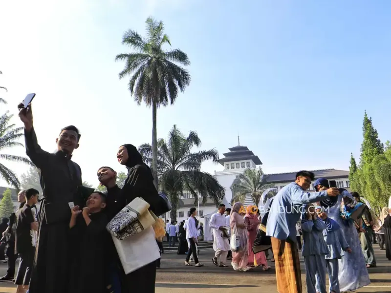 Umat Islam setelah melaksanakan shalat Idul Fitri 1447 Hijriah di pelataran Gedung Sate. (Sumber: Ayobandung.com | Foto: Irfan Al-Faritsi)