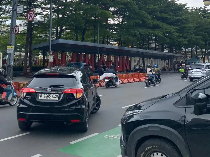 Jalan Asia-Afrika, depan Alun-Alun Kota Bandung. (Sumber: Dokumentasi Penulis | Foto: Suci Firda)