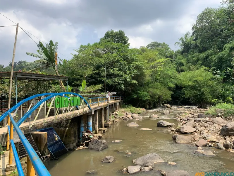Volume sampah di Sungai Cikapundung kawasan Cikalapa kini berkurang drastis dari satu ton menjadi 100 kilogram berkat aksi pembersihan rutin selama 17 tahun. (Sumber: ayobandung.id | Foto: Halwa Raudhatul)