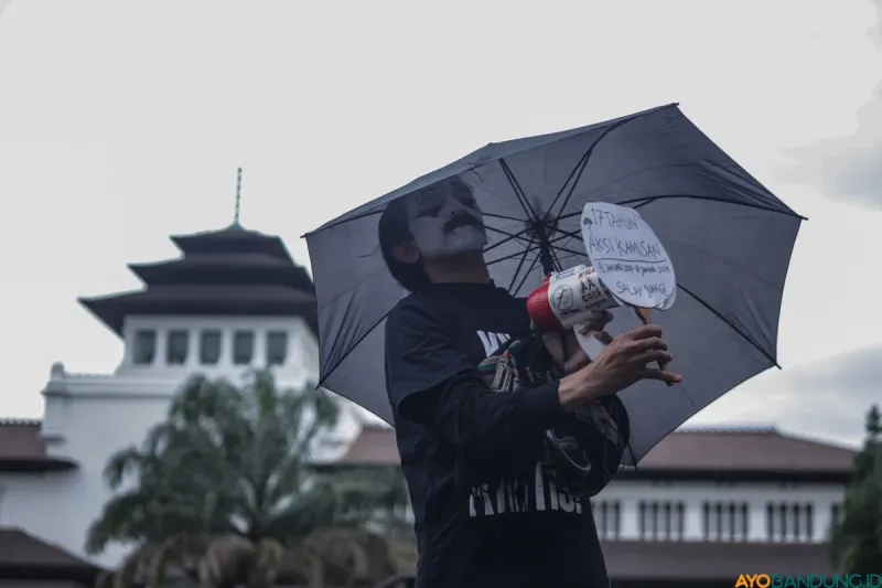 Memasuki tahun ke-12, Aksi Kamisan Bandung terus menjaga konsisten menyampaikan aspirasi warga. (Sumber: ayobandung.id | Foto: Ilham Ahmad Nazar)