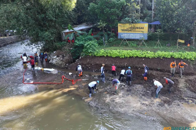 Petugas bersama masyarakat melakukan bersih-bersih Teras Cikapundung, Kota Bandung, Kamis 16 Mei 2024. (Sumber: ayobandung.id | Foto: Irfan Al Faritsi)