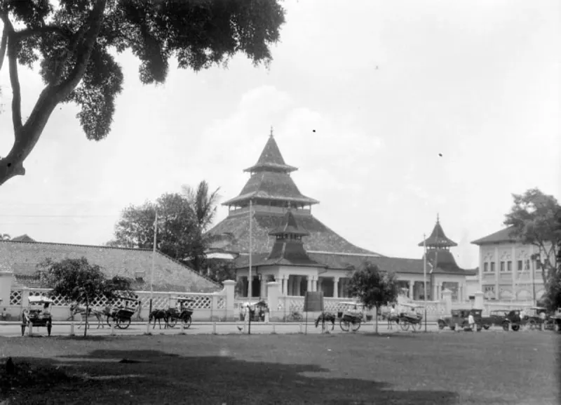 Masjid Raya Bandung zaman baheula. (Sumber: Tropenmuseum)