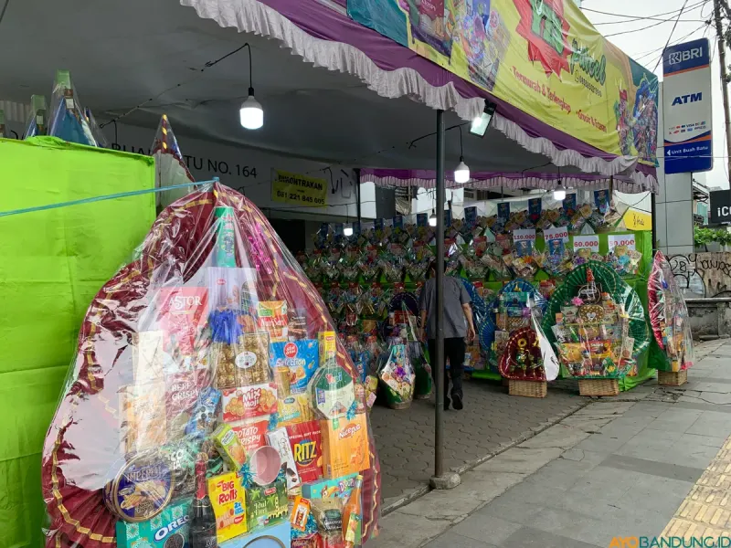 Keranjang parcel tersusun rapi di kawasan Buah Batu, Kota Bandung. Pedagang kini harus putar otak demi mengatasi tren penjualan yang menurun. (Sumber: ayobandung.id | Foto: Halwa Raudhatul)