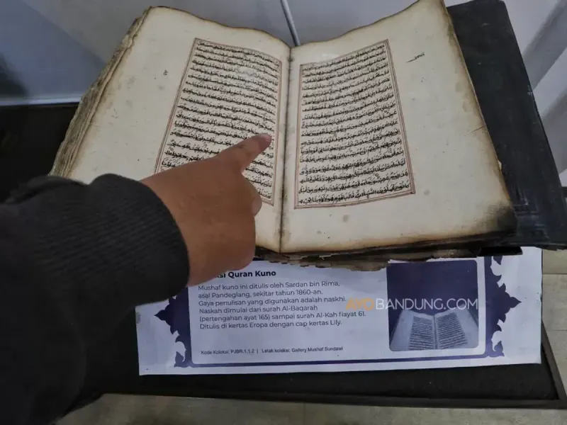 Pameran Al-Qur’an Mushaf Sundawi berhias motif khas budaya Jawa Barat di Pusdai, Kota Bandung, Jumat 20 Februari 2026. (Sumber: Ayobandung.id | Foto: Irfan Al-Faritsi)